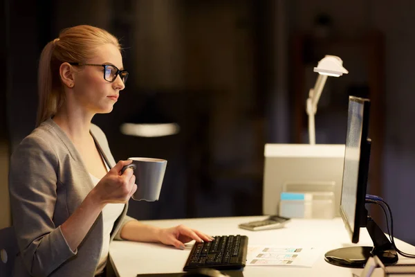 Affärskvinna på natt kontor dricka kaffe — Stockfoto