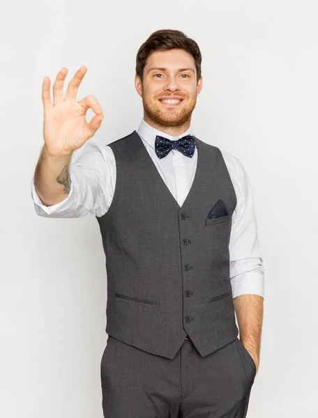 Hombre feliz en traje festivo mostrando signo de mano ok —  Fotos de Stock