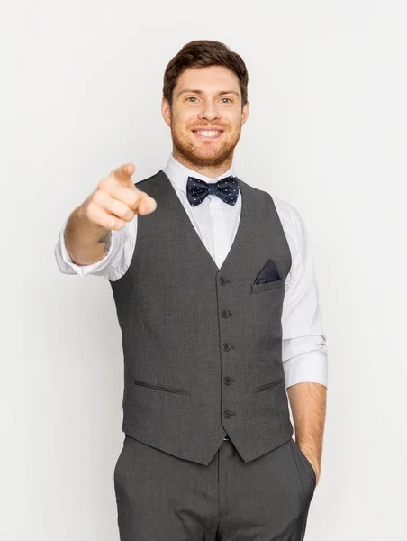 Hombre feliz en traje festivo señalándote con el dedo — Foto de Stock