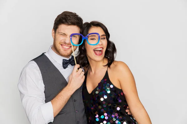 Glückliches Paar mit Partybrille, das Spaß hat — Stockfoto