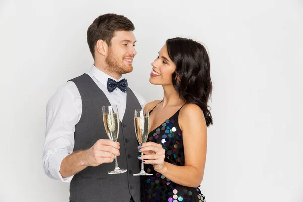 Счастливая пара с бокалами шампанского на вечеринке — стоковое фото