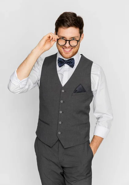 Homme heureux en costume festif et lunettes — Photo