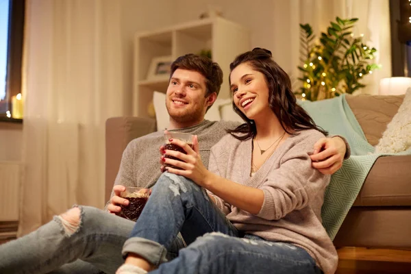 Szczęśliwa para pije kawę i je w domu — Zdjęcie stockowe