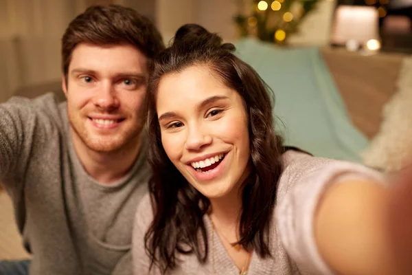 Szczęśliwa para biorąc selfie w domu — Zdjęcie stockowe