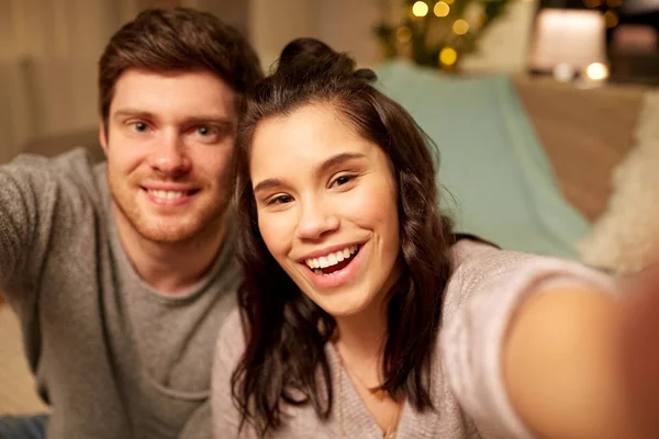 Felice coppia prendendo selfie a casa — Foto Stock