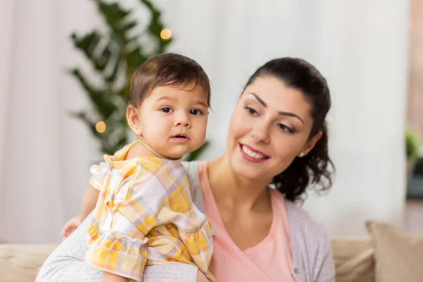 Happy smiling mother with baby daughter at home — Stock Photo, Image