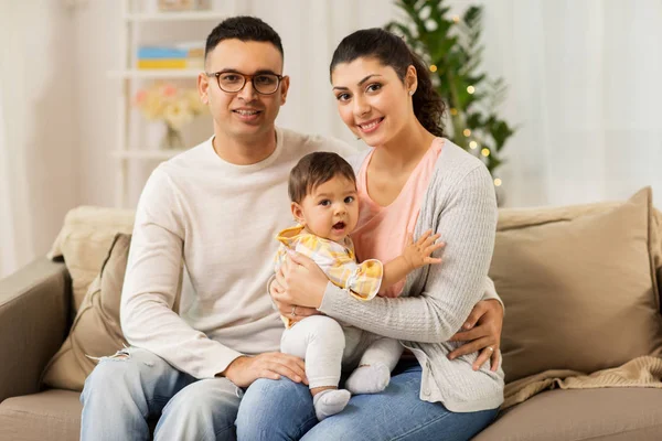 Familia feliz con la hija en casa —  Fotos de Stock