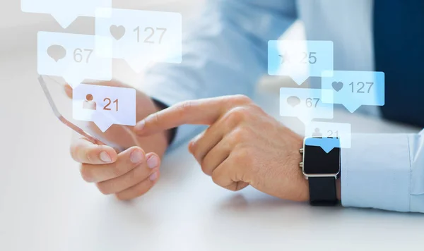 Mãos com smartphone e smart watch mídias sociais — Fotografia de Stock