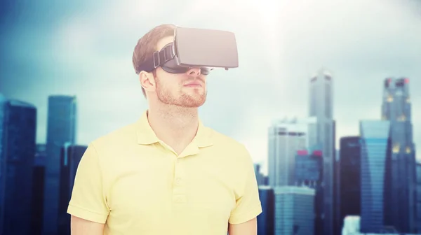 Man in virtuele werkelijkheid hoofdtelefoon of 3D-bril — Stockfoto