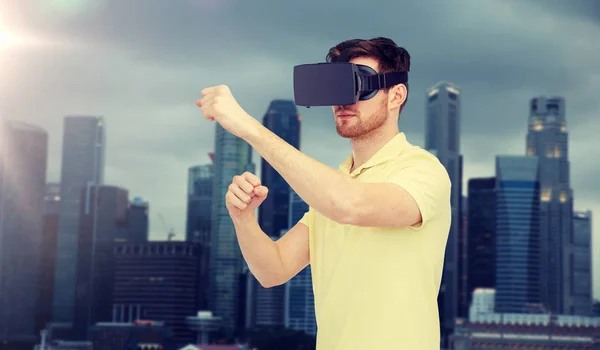 Homem em óculos de realidade virtual ou 3d — Fotografia de Stock