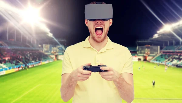 Homem em realidade virtual headset sobre campo de futebol — Fotografia de Stock