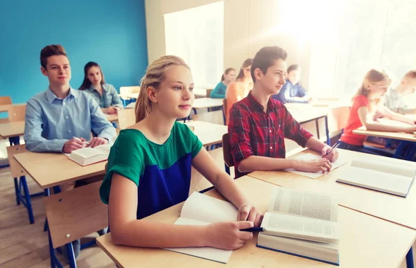 Skupina studentů s knihami ve školní lekce — Stock fotografie