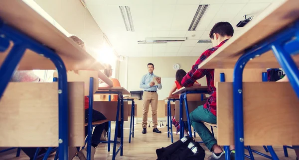 Studenti a učitel s tablet pc ve škole — Stock fotografie