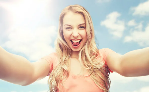 Feliz sorrindo jovem mulher tomando selfie — Fotografia de Stock