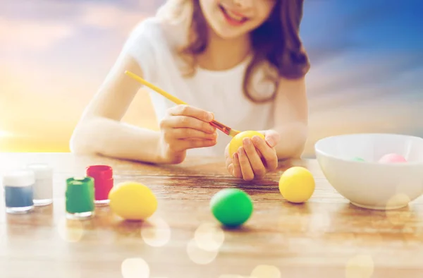 Close up de menina colorir ovos de páscoa — Fotografia de Stock