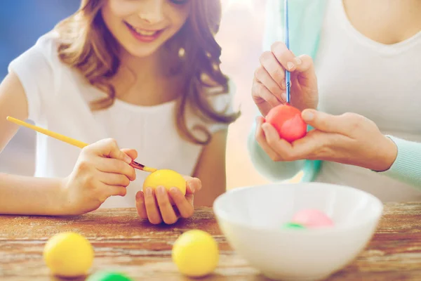 Daughter and mother coloring easter eggs — Stock Photo, Image