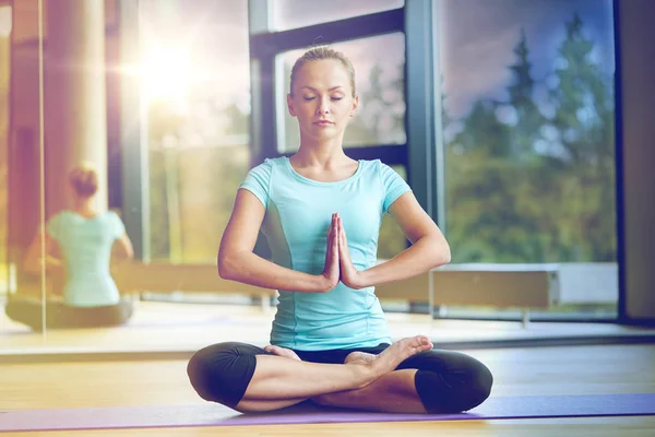 Mulher feliz meditando em lótus posar no tapete — Fotografia de Stock