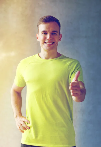 Glimlachende man in gym — Stockfoto