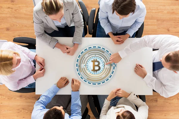 Equipo de negocios en la mesa con el icono de bitcoin — Foto de Stock