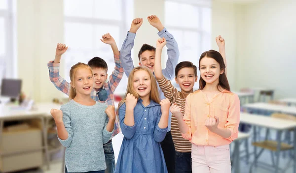 Щасливі студенти святкують перемогу в школі — стокове фото