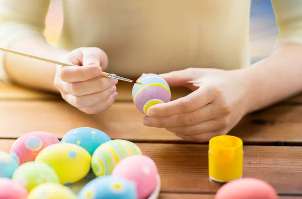 Zblízka žena rukou, barvení velikonočních vajec — Stock fotografie