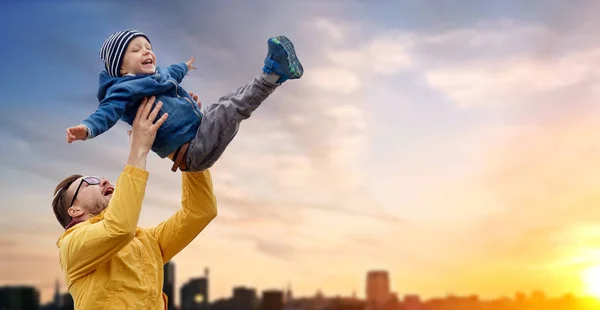 Father with son playing and having fun outdoors — Stock Photo, Image