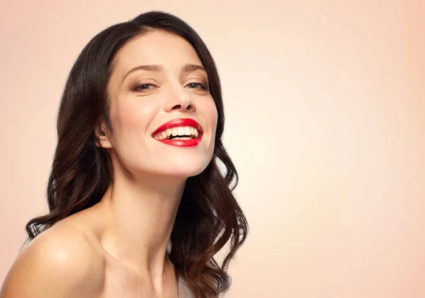 Bella giovane donna sorridente con rossetto rosso — Foto Stock