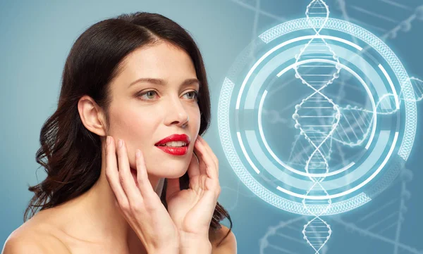 Donna con rossetto rosso sopra molecola di DNA — Foto Stock
