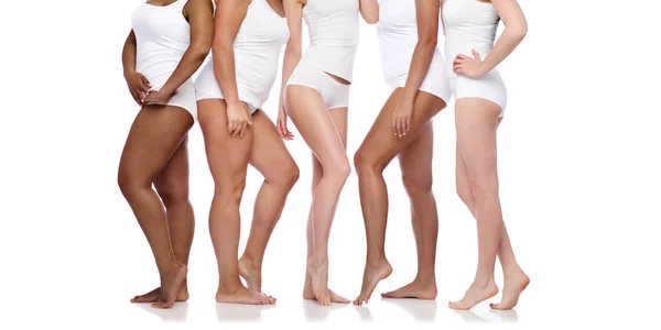 Gruppo di felici donne diverse in biancheria intima bianca — Foto Stock