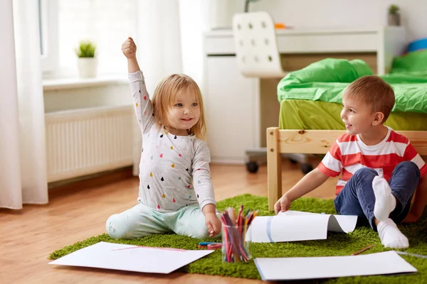 Bambini felici che disegnano a casa — Foto Stock