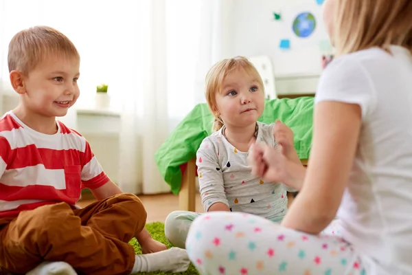 Bambini che giocano a sasso-carta-forbici gioco a casa — Foto Stock