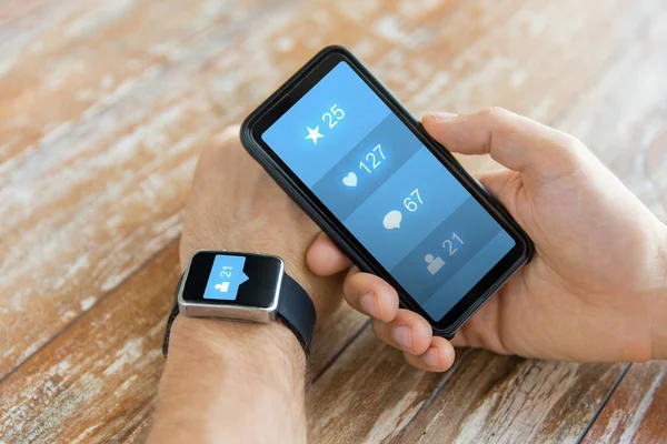 Ręce z smartphone i inteligentny zegarek social media — Zdjęcie stockowe