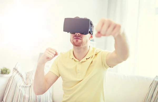 Hombre joven en auriculares de realidad virtual o gafas 3d — Foto de Stock