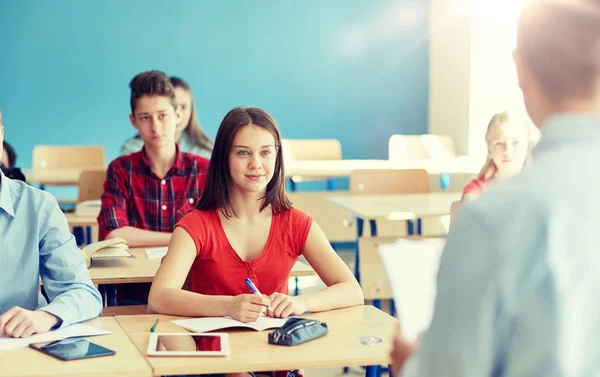 Gruppe von Schülern und Lehrern mit Aufgaben oder Tests — Stockfoto