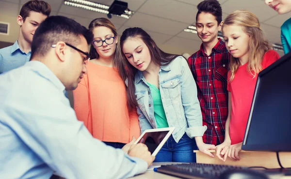 Gruppo di studenti e insegnante in classe scolastica — Foto Stock