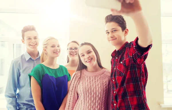 Groep studenten nemen selfie met smartphone — Stockfoto