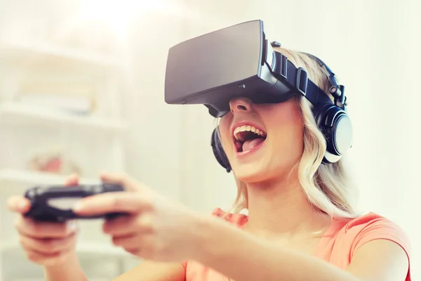 Vrouw in virtual reality headset met controller — Stockfoto
