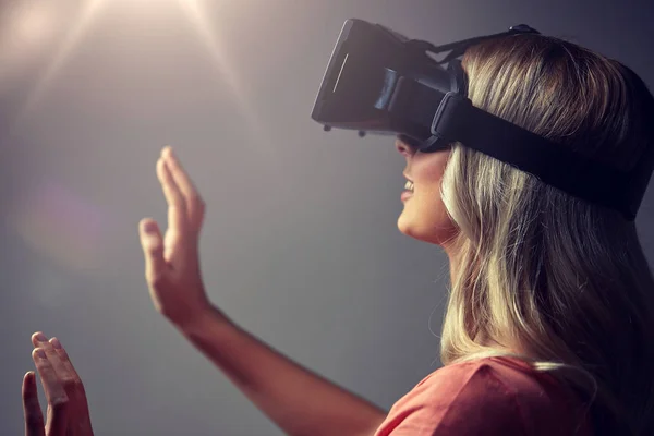 Femeie în realitate virtuală căști sau ochelari 3D — Fotografie, imagine de stoc