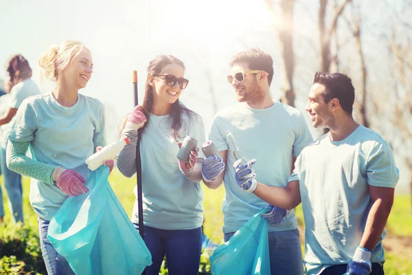 Voluntarios con bolsas de basura limpieza área del parque — Foto de Stock