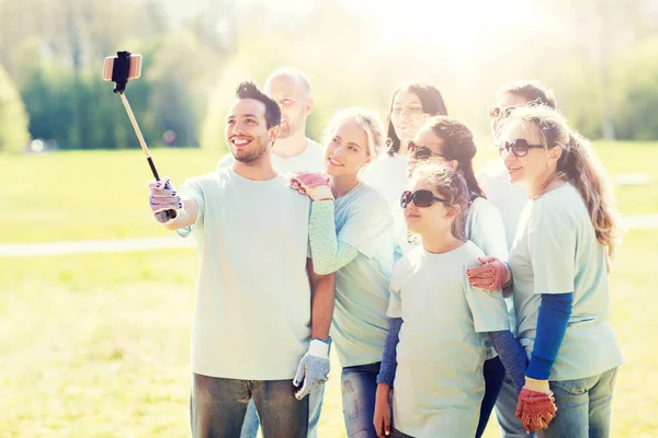 Grupo de voluntários tomando selfie smartphone — Fotografia de Stock