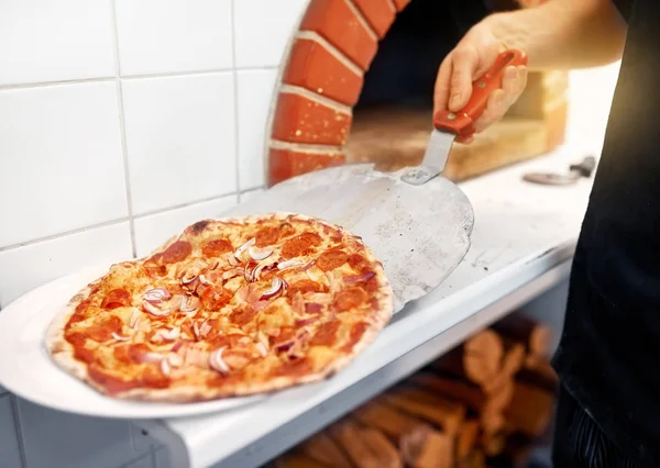 披萨皮板置于披萨店的厨师 — 图库照片