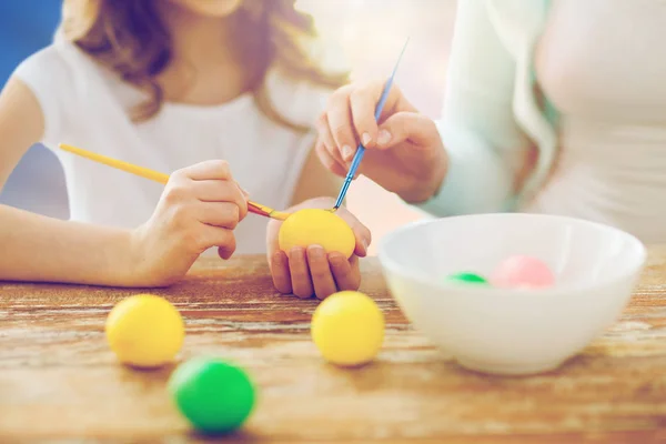 Daughter and mother coloring easter eggs — Stock Photo, Image