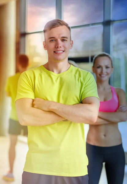 Smiling man and woman in gym — Stock Photo, Image