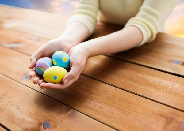 Primer plano de las manos de la mujer con huevos de Pascua de colores — Foto de Stock