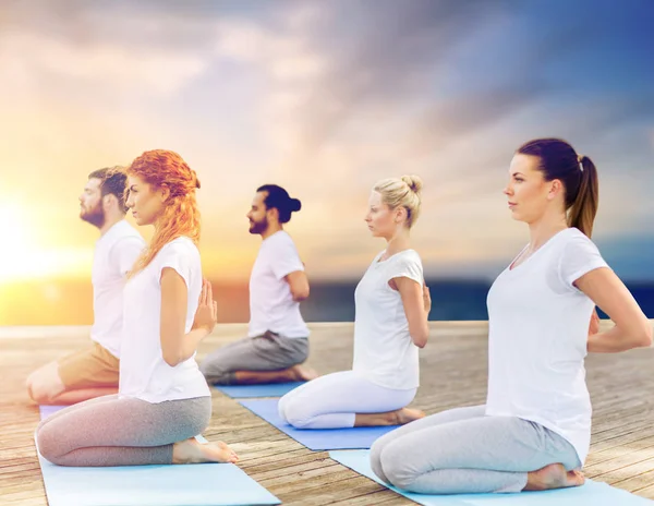 Group of people doing yoga outdoors — Stock Photo, Image