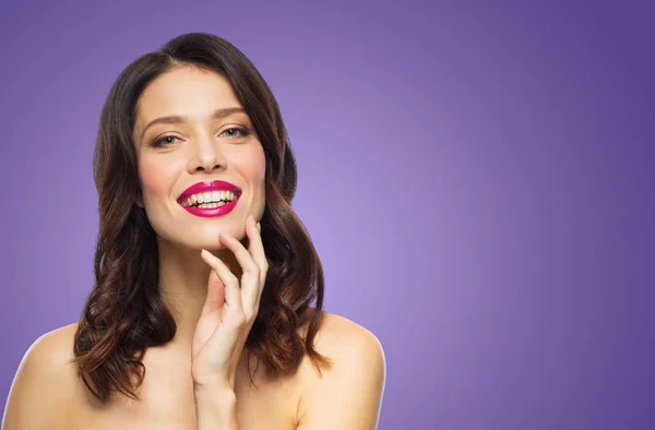 Mooie vrouw met lippenstift over ultra violet — Stockfoto