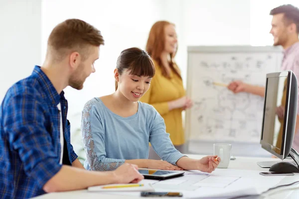 Kreativteam mit Blaupause im Büro — Stockfoto