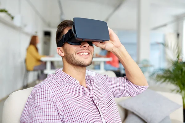 Homem feliz com fone de ouvido realidade virtual no escritório — Fotografia de Stock