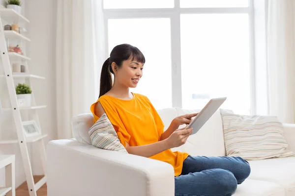 Feliz joven asiática mujer con tableta pc en casa —  Fotos de Stock