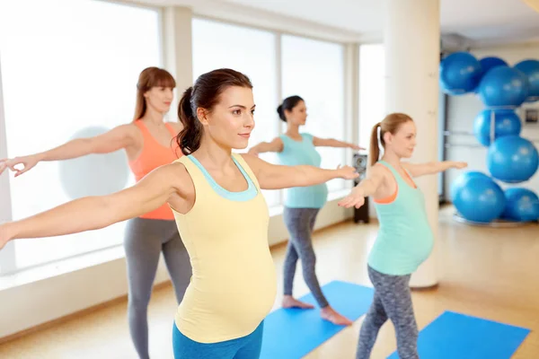 Šťastné těhotné ženy cvičení v tělocvičně — Stock fotografie